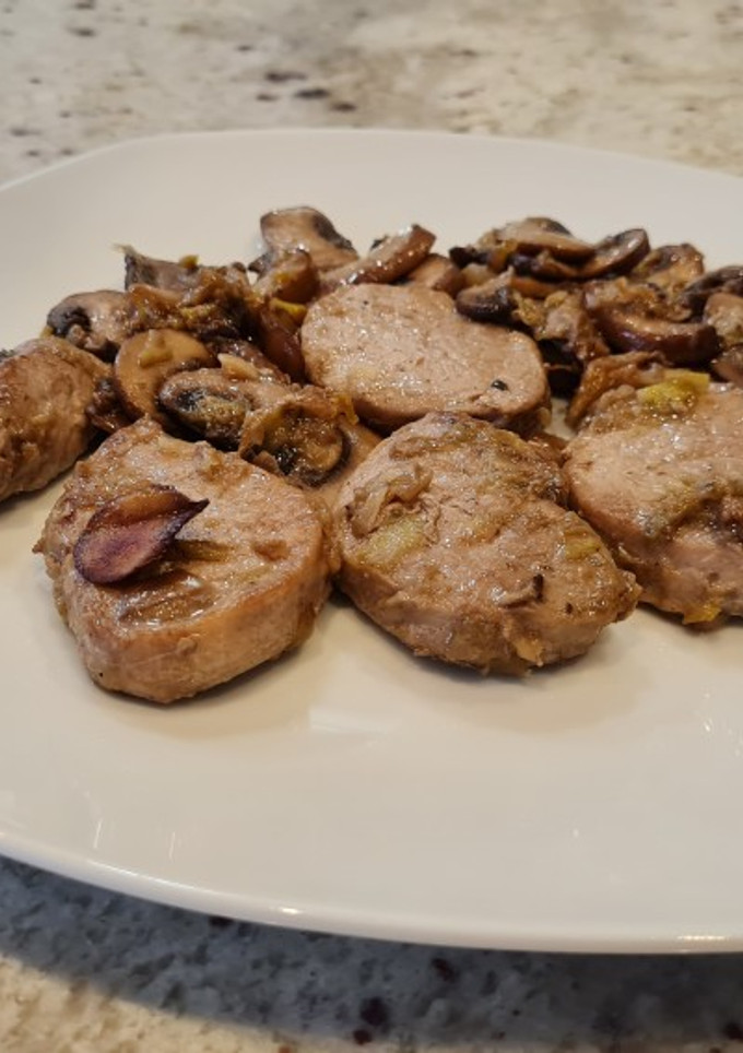 Una foto de Solomillo de cerdo salteado con puerros y champiñones