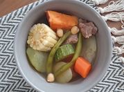 Una foto de carne papa y batata