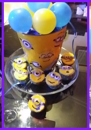 Una foto de Cupcakes Minions de Coco y Fondant