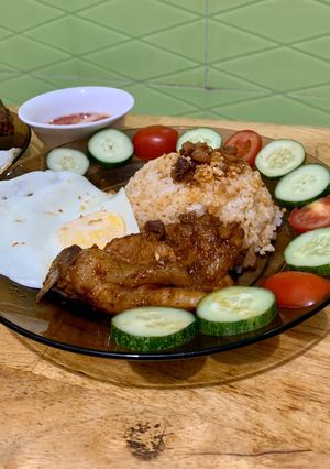 Hình của món Cơm tấm sườn trứng.