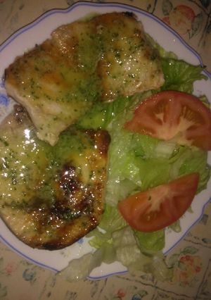 Una foto de Pez espada con salsa verde