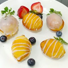 A picture of Lemon drizzle cake.