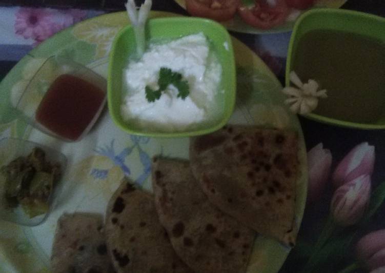 Muli ka paratha with salad, curd, tomatoe chutney &amp; dhaniya chutney