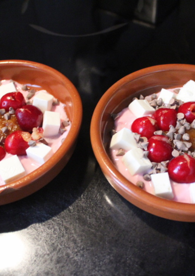 Una foto de Cerezas con yogurt y queso
