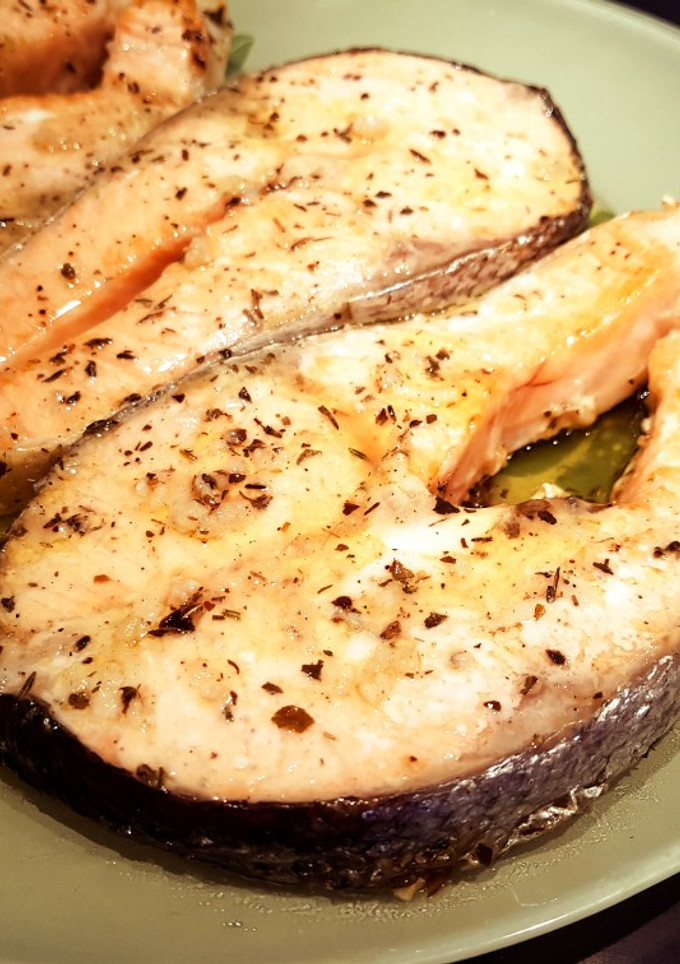 Una foto de Salmón al tomillo y albahaca