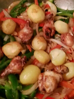 Una foto de Pollos salteados con pimientos y patatas