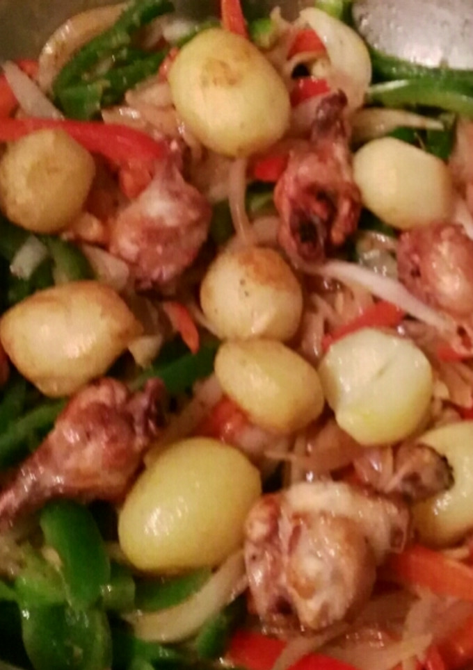 Una foto de Pollos salteados con pimientos y patatas