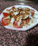Ensalada de pollo y arroz inflado