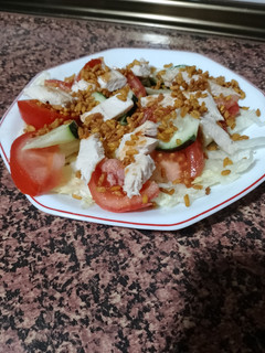Una foto de Ensalada de pollo y arroz inflado