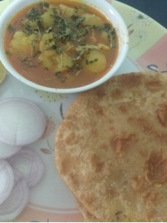 बेड़मी पूरी आलू की सब्जी (bedmi puri aloo ki sabji recipe in hindi) रेसिपी मुख्य फोटो