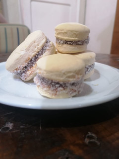 Una foto de Alfajores de maicena con dulce de leche