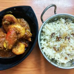 A picture of Chingri Macher Malai Curry and doodh pulao.