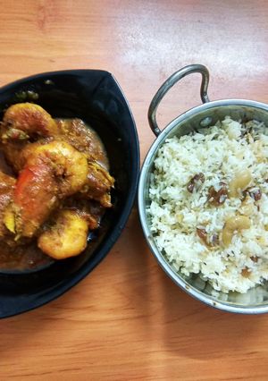 A picture of Chingri Macher Malai Curry and doodh pulao.