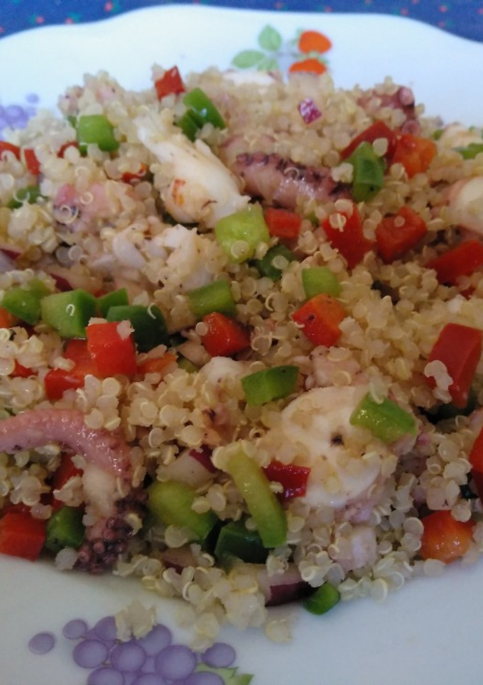 Una foto de Pulpo vinagreta con langostinos y quinoa sin gluten