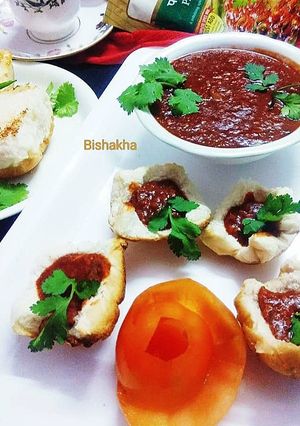 A picture of Urad Dal Beetroot Gravy Bhaji in Pav Tart.