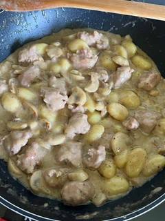 Una foto de Ñoquis con butifarra y champiñones a la trufa