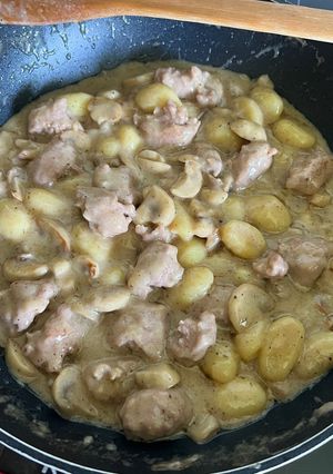 Una foto de Ñoquis con butifarra y champiñones a la trufa