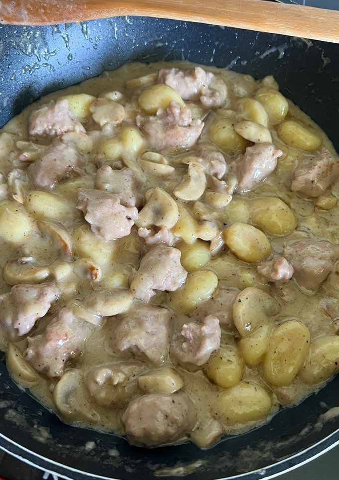 Una foto de Ñoquis con butifarra y champiñones a la trufa