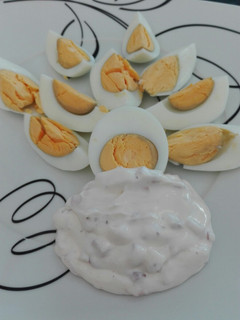 Una foto de Æg i radise sauce (huevos en salsa de rábano)