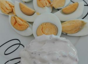 Una foto de Æg i radise sauce (huevos en salsa de rábano)