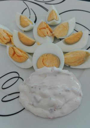 Una foto de Æg i radise sauce (huevos en salsa de rábano)