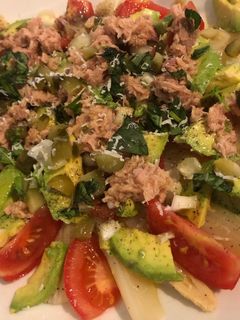 Una foto de Ensalada de aguacate y espárragos blancos