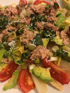 Una foto de Ensalada de aguacate y espárragos blancos