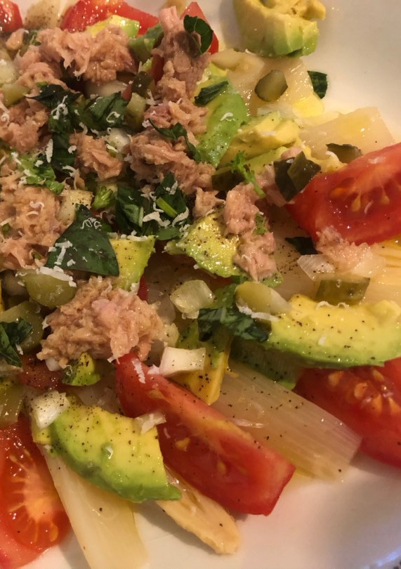 Una foto de Ensalada de aguacate y espárragos blancos