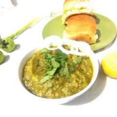 A picture of Green bhaji paav(hariyali bhaji paav).