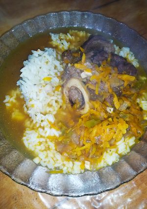 Una foto de Osobuco al vino tinto, con arroz