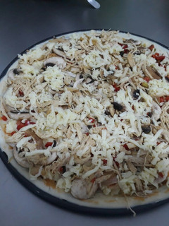 Una foto de Pizza de pollo con champiñones
