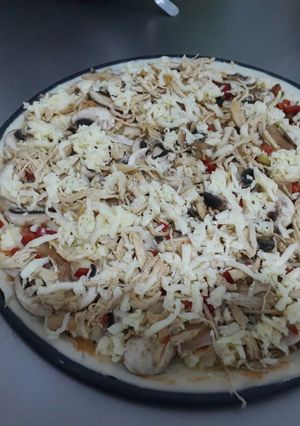 Una foto de Pizza de pollo con champiñones