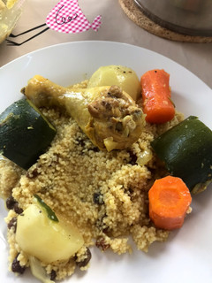 Una foto de Couscous con verduras y muslitos de pollo