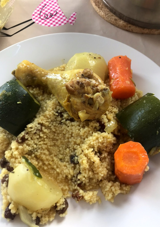 Una foto de Couscous con verduras y muslitos de pollo