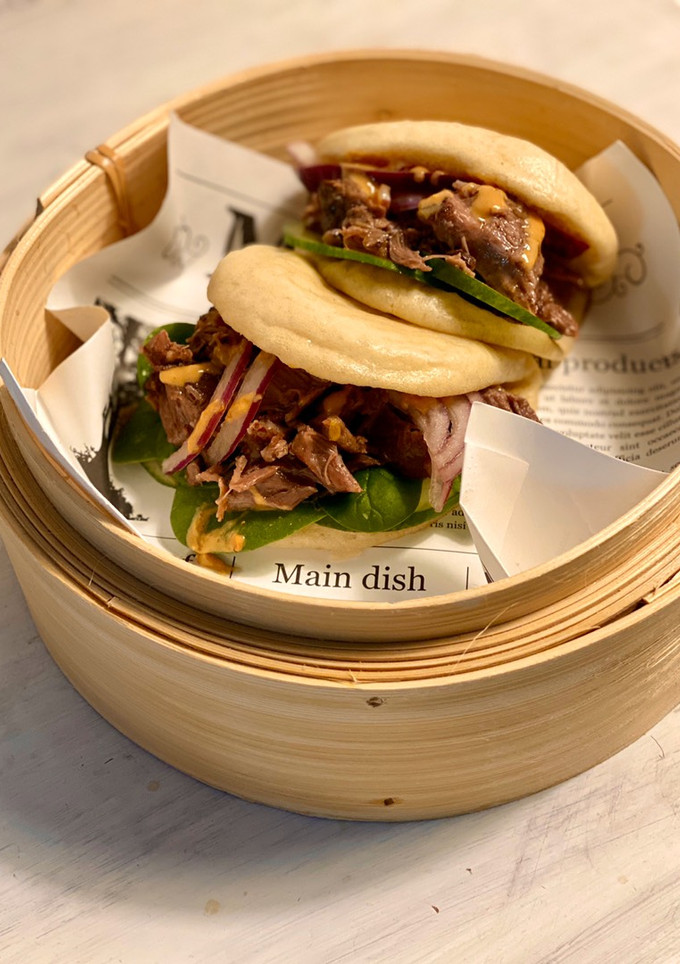 Una foto de Pan bao con carrilleras estofadas