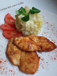 Foto principal de Pechuga de pollo frita con guarnición de patatas con mayonesa y
