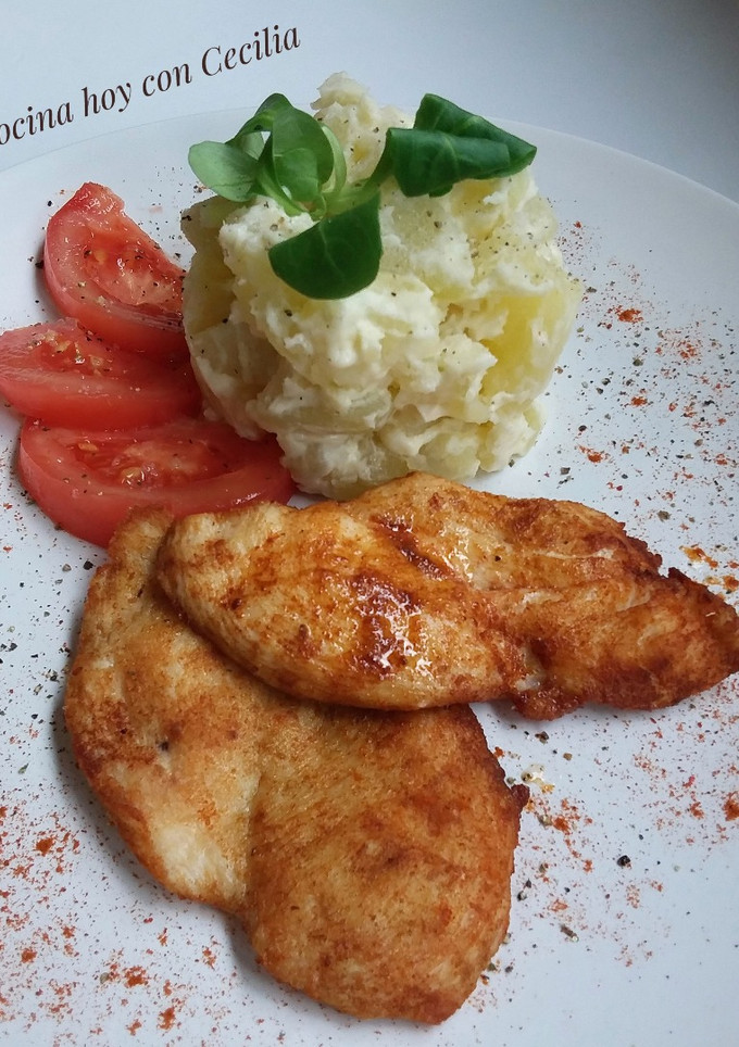 Una foto de Pechuga de pollo frita con guarnición de patatas con mayonesa y