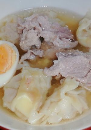 รูปของ เกี๊ยวน้ำไส้ไข่ต้ม หมูบด