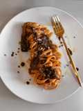 Tagliatelle en salsa de trufa de verano con setas de ostra