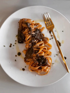 Una foto de Tagliatelle en salsa de trufa de verano con setas de ostra