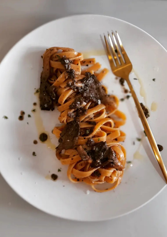 Una foto de Tagliatelle en salsa de trufa de verano con setas de ostra