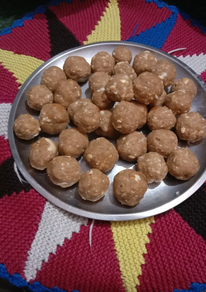 गोंद मेवा,सोंठ के लड्डू (gond mewa sonth ke ladoo recipe in Hindi) रेसिपी मुख्य फोटो