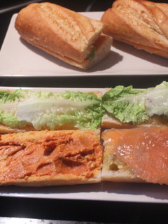Una foto de Bocadillos compartidos de sobrasada y salmón