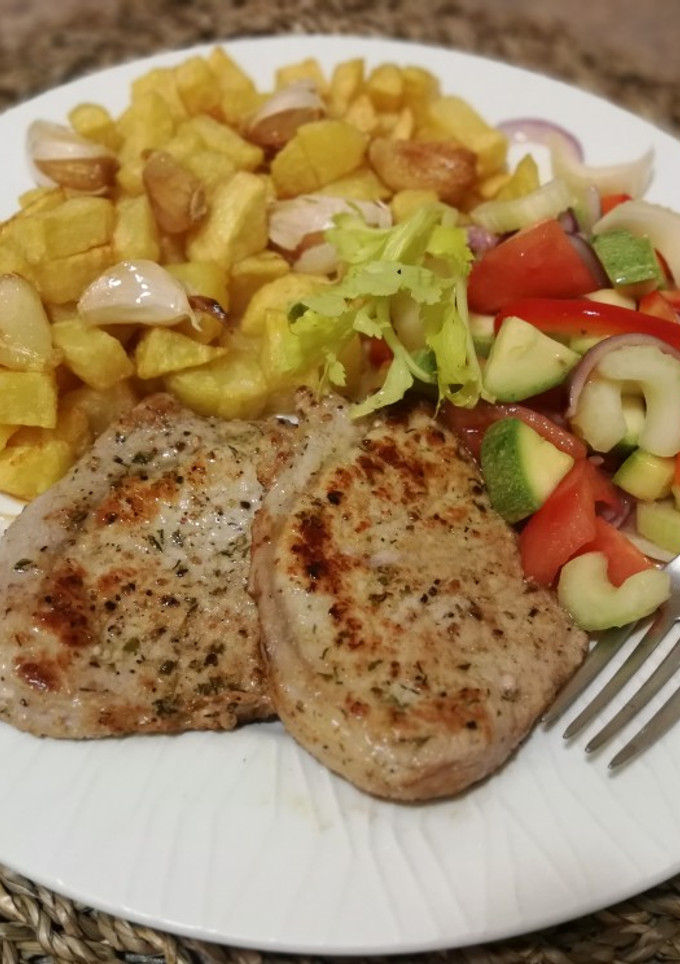Una foto de Lomo con patatas al ajillo
