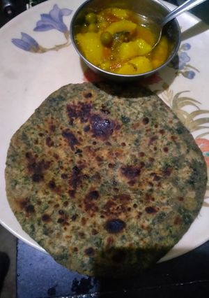 बथुआ का पराठा (bathua ka paratha recipe in Hindi) रेसिपी मुख्य फोटो