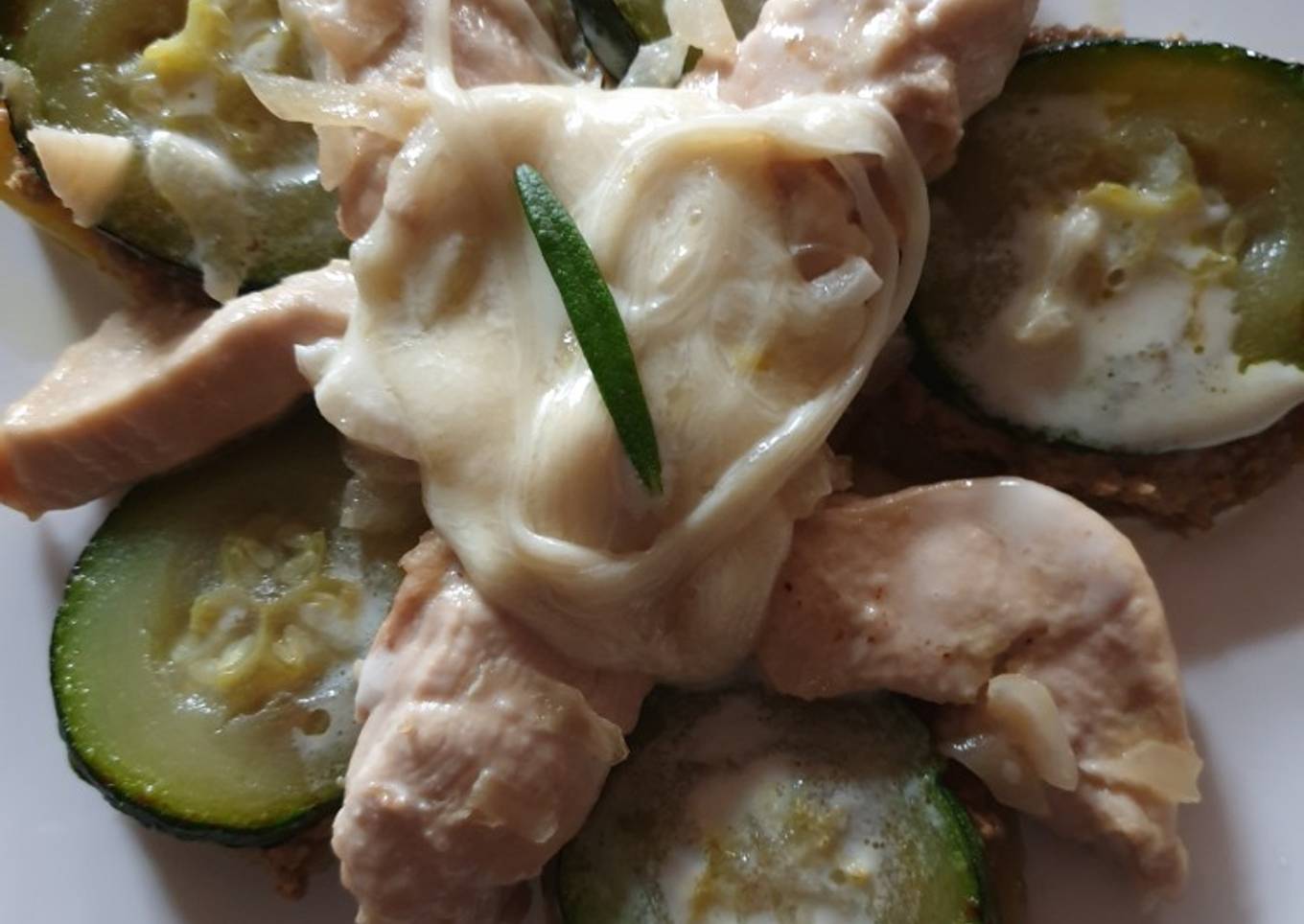 Émincé poulet sauce mozzarella PDT et courgettes à la tapenade