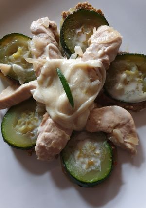 Une photo de Émincé poulet sauce mozzarella PDT et courgettes à la tapenade