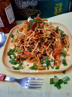 नूडल्स चाट भेळ (noodles chat bhel recipe in marathi) रेसिपी चे मुख्य फोटो