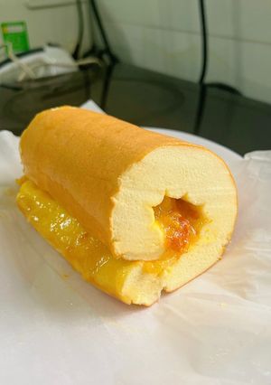 Hình của món Bông Lan Cuộn 🍰 Japanese Cake Roll.