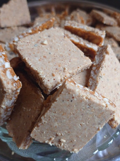 ચીક્કી(Chikki recipe in Gujarati) રેસીપી મુખ્ય ફોટો